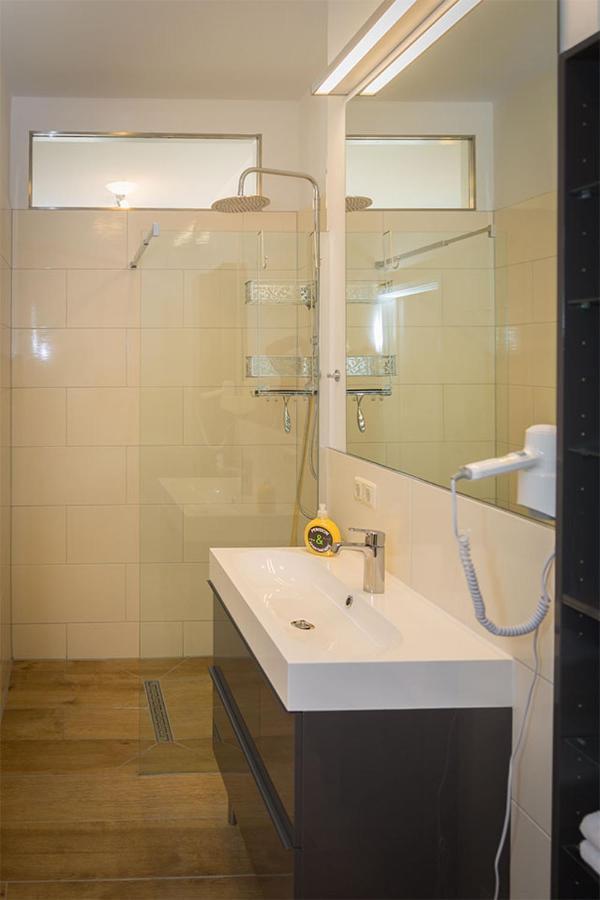 Apartment H&h Im Herzen Der Stadt In Der Lange Strasse Geraeumig Ruhig Mit Kueche Und Esstisch *
