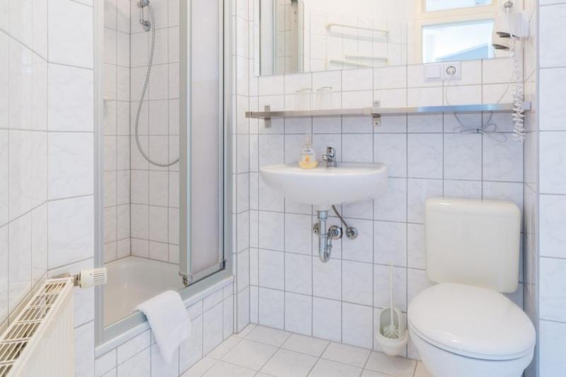 Apartment H&h Im Herzen Der Stadt In Der Lange Strasse Geraeumig Ruhig Mit Kueche Und Esstisch Greifswald